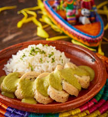 Pechugas rellenas en pipián de cacahuate