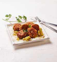 Lachsfrikadellchen mit süß-saurem Gurkengemüse