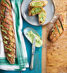 Baguetes com manteiga de ervas