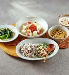 午餐（梭子蟹豆腐煲、火腿鸡头米拌豌豆、糖醋蓬蒿菜、松茸菌菇汤和藜麦饭）