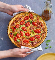 Quiche aux tomates cerise, jambon cru et chèvre frais