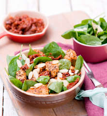 Sałatka ze szpinaku z suszonymi pomidorami