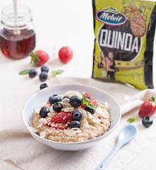 Migdałowa quinoa z owocami