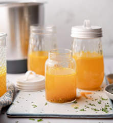 Caldo de pollo rico en colágeno