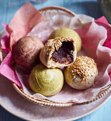 Butterteigbällchen mit roter Bohnenfüllung (红豆酥)