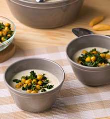 Sopa de yogur con garbanzos