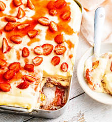 Tiramisu à la fraise, compotée de rhubarbe