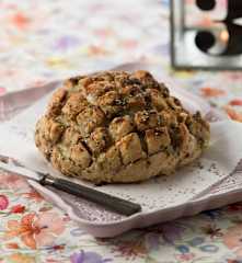 Pão recheado com cebola e queijo