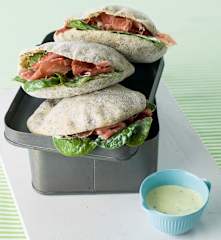 Pão pita com presunto, espinafres e molho de iogurte