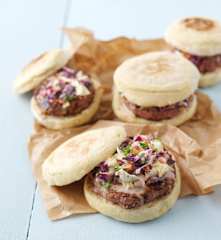 Bolo do caco com hambúrguer e coleslaw