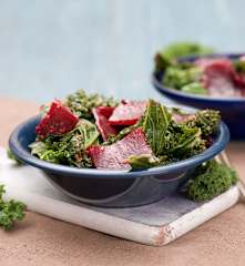 Sałatka z jarmużu z burakiem