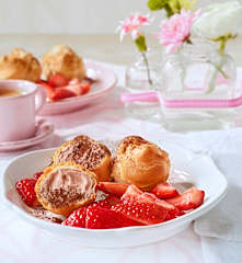 Geeiste Schoko-Profiteroles