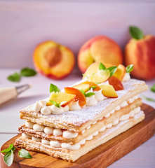 Mil hojas con crema de queso y duraznos