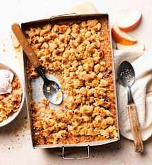 Elma, Romda Bekletilmiş Üzüm ve Fındıklı Vegan Crumble