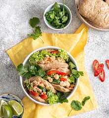 Pełnoziarniste bułeczki bao z pikantnymi krewetkami i świeżymi warzywami