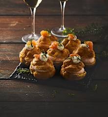 Bignè salati con mousse di salmone