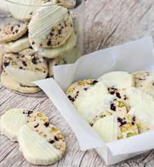 Biscoito amanteigado com pistache e cranberry