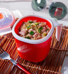 Misto di cereali con zucchine alla menta e tonno