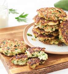Tortitas de calabacín y gambas con yogur