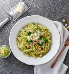 Pasta integrale con crema di cavoletti di Bruxelles e anacardi