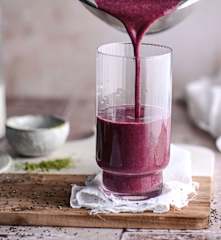 Smoothie matutino de Matcha y Moras
