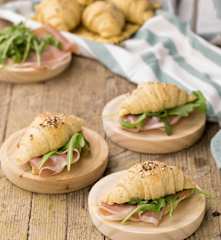 Croissant sfogliati ai cereali con prosciutto crudo e rucola