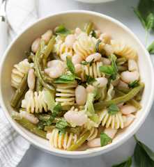 Ensalada templada de judías blancas y verdes con pasta
