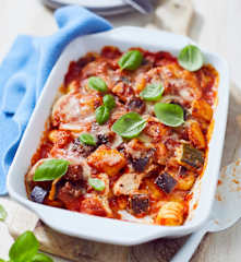 Putenschnitzel-Gnocchi-Auflauf mit Ratatouille-Sauce