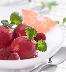 Helado de naranja, yogur y frambuesas