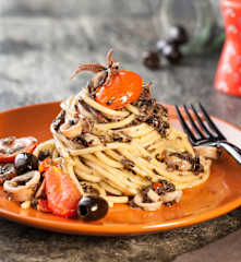 Spaghetti alla chitarra con calamari e salsa di olive (senza glutine)