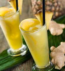 Energetický džus s tropickým ovocem a zázvorem