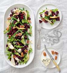 Ensalada de betabel, pera y queso azul