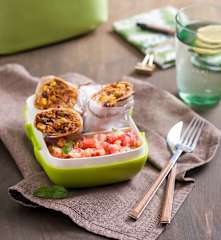 Wegańskie burrito i salsa pomidorowa z ananasem