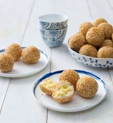 Banh ran (sesame balls)