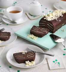 Pastel helado de chocolate con galletas de chocolate