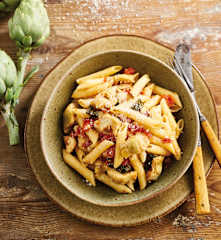 Penne com alcachofra e tomate