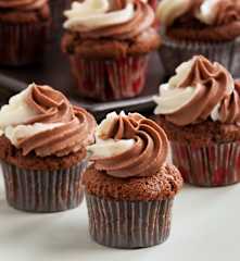 Mini cupcakes com cobertura de mascarpone e cacau