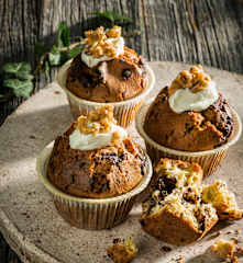 Ameisencupcakes mit Honigtopping und Haselnusskrokant