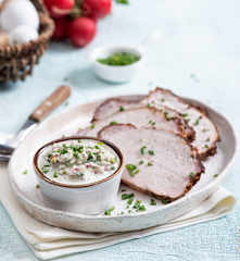 Sos śmietankowy z rzodkiewką i szczypiorkiem