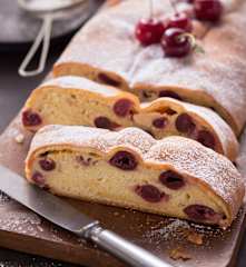 Quarkstrudel mit Kirschen