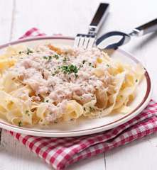 Tagliatelle z boczkiem, szynką i śmietaną