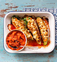 Courgettes farcies avec du riz aux tomates