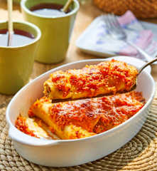 Canelones con carne, verduras y salsa de jitomate