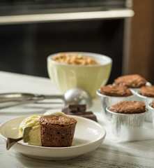 Minisoufflés de chocolate y muesli crujiente