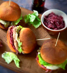 Hamburger di tacchino con composta di cipolle e pane rosso