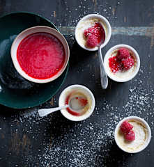 Crèmes dessert coco et coulis de framboise