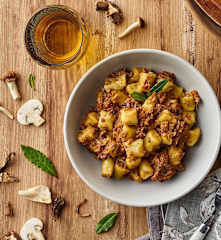 Gnocchi di mozzarella al prezzemolo con ragù di funghi