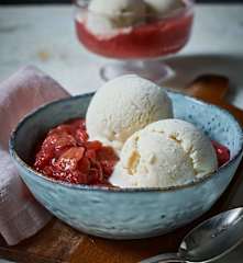 Veganes Mandel-Eis mit Rhabarber-Grenadine-Kompott