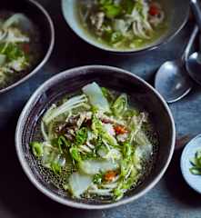 Chinakohlsuppe mit Lamm (羊肉片汤)