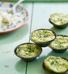 Fritatas de queijo de cabra e espinafres